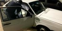 Volkswagen Gol, de cor branca, usado no crime, foi apreendido