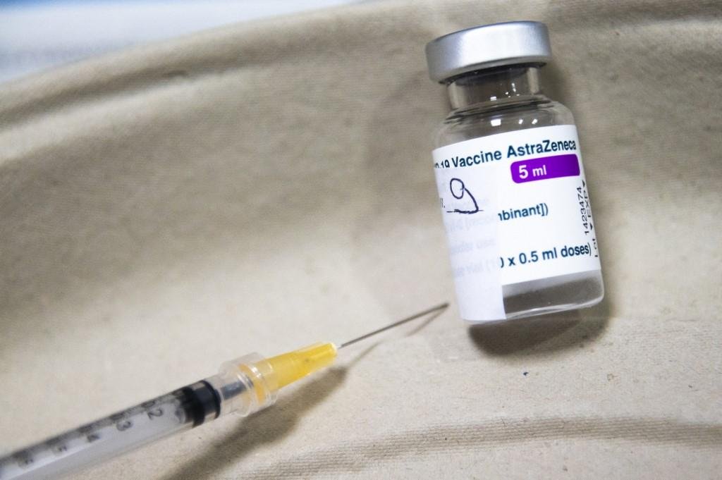 Decis&atilde;o foi tomada ap&oacute;s dois casos de pacientes que sofreram co&aacute;gulos sangu&iacute;neos