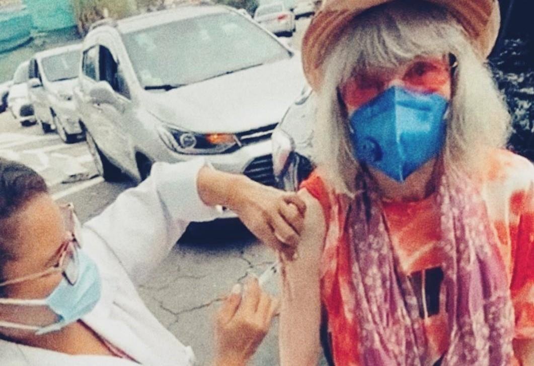 Rita Lee postou v&iacute;deo do momento de sua vacina&ccedil;&atilde;o hoje em um drive-thru em S&atilde;o Paulo