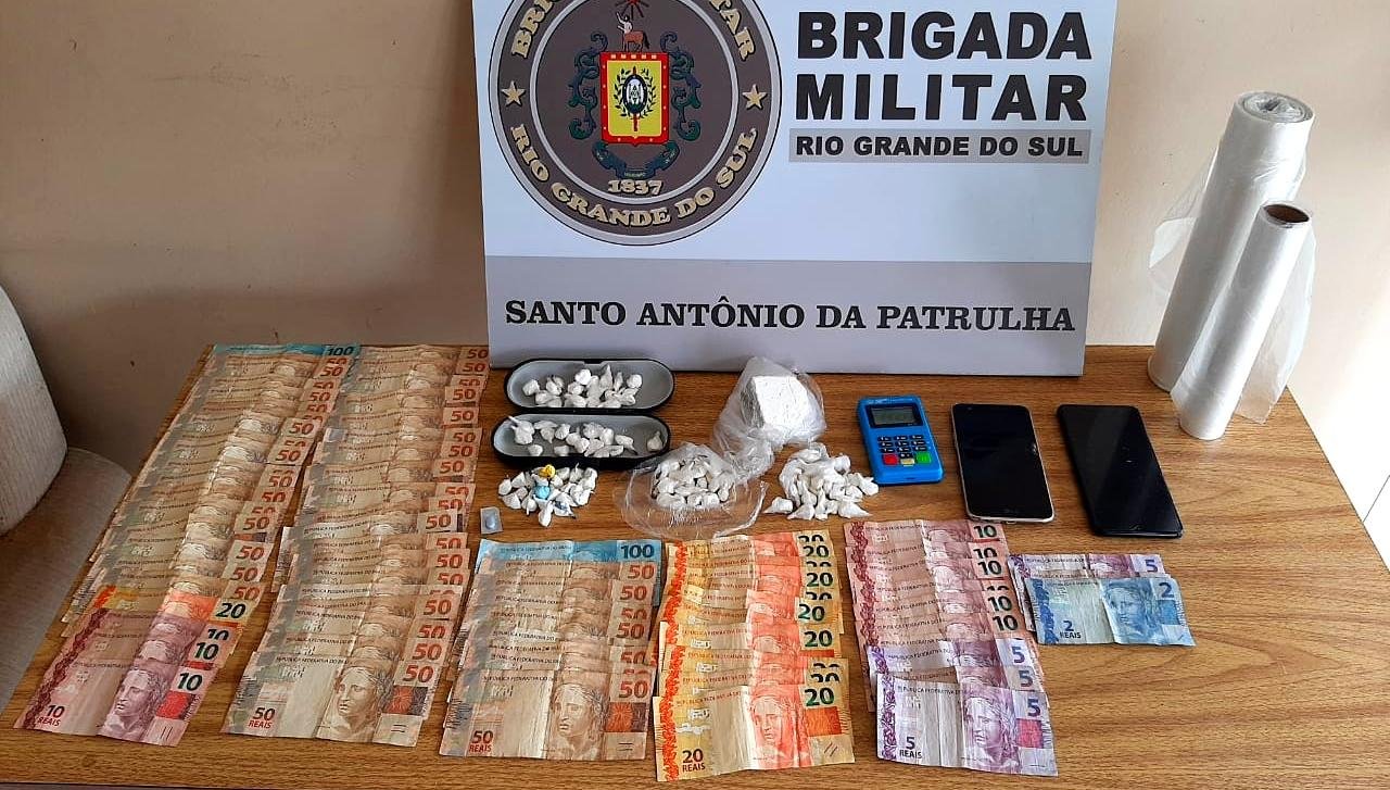Houve ainda R$ 2.867,00 em dinheiro, dois telefones celulares e uma m&aacute;quina de cart&atilde;o