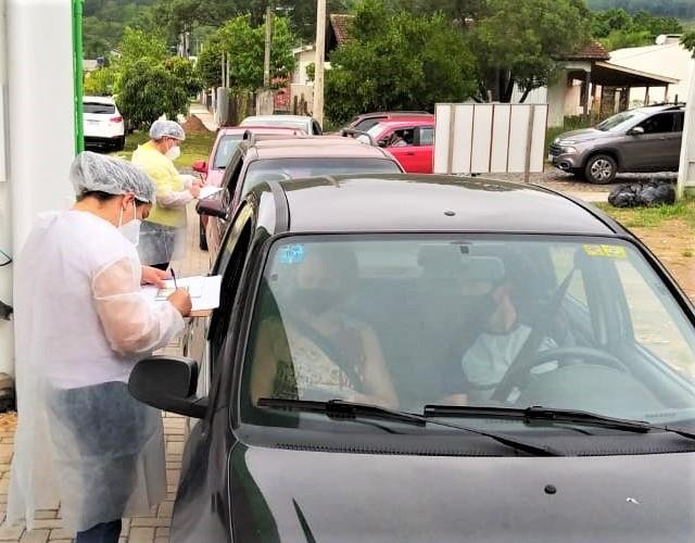 Para receber a dose &eacute; necess&aacute;rio comparecer com o Cart&atilde;o SUS, um documento com foto e comprovante de endere&ccedil;o