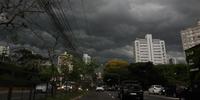 Em Porto Alegre, pode haver abertura de sol, mas também chove
