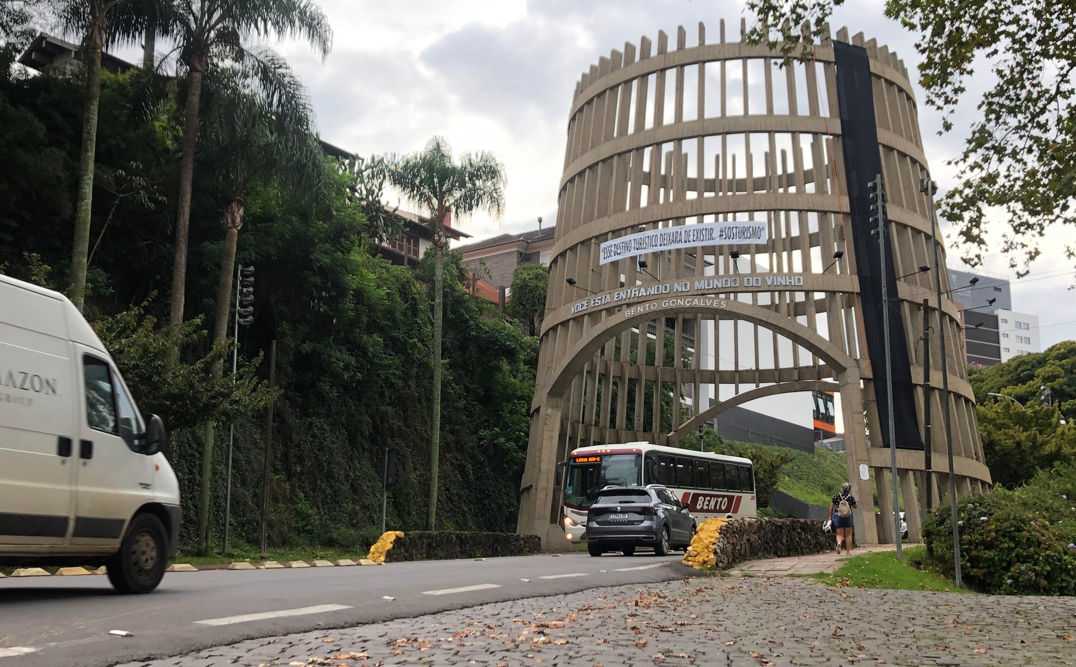 Os manifestantes anunciaram a aplica&ccedil;&atilde;o de faixas e cartazes em locais de grande movimenta&ccedil;&atilde;o