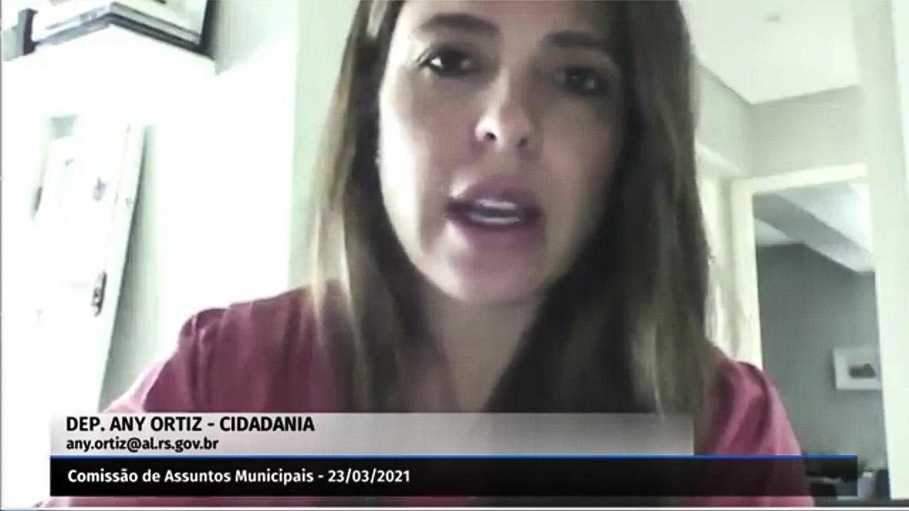 Deputada estadual Any Ortiz (Cidadania) fez a apresenta&ccedil;&atilde;o do debate que ocorreu nesta ter&ccedil;a