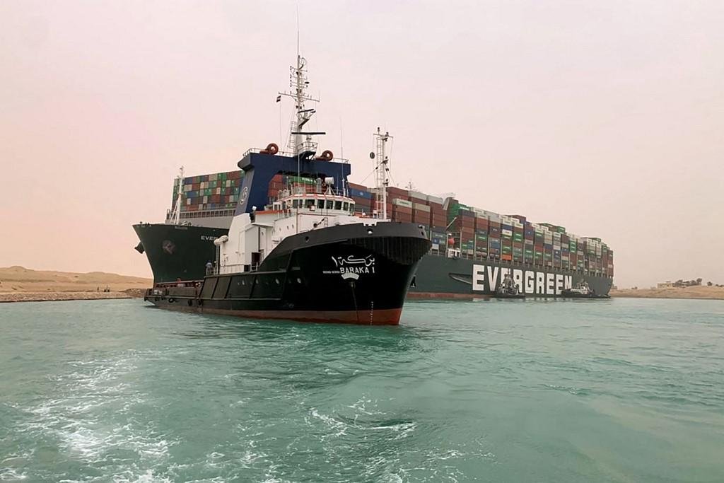 Navio encalha e causa tr&acirc;nsito n&aacute;utico no Canal de Suez, no Egito