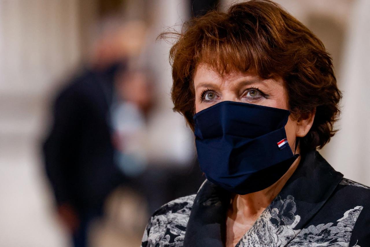 A ministra da Cultura da Fran&ccedil;a, Roselyne Bachelot, est&aacute; hospitalizada depois de ter sido diagnosticada com covid-19