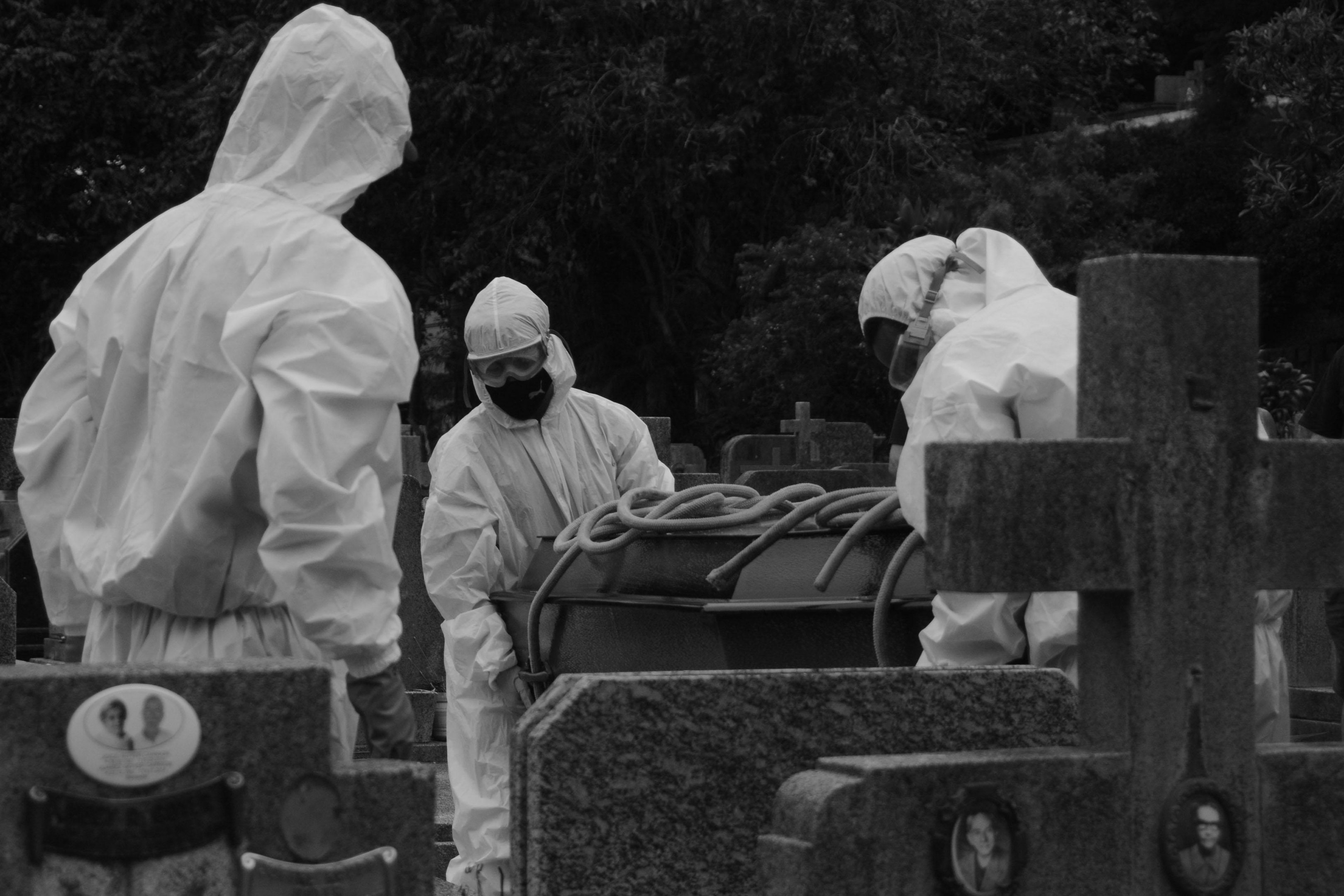 Funcion&aacute;rios do Cemit&eacute;rio Municipal S&atilde;o Jo&atilde;o realizam devidamente paramentados funerais de v&iacute;timas de Covid-19.