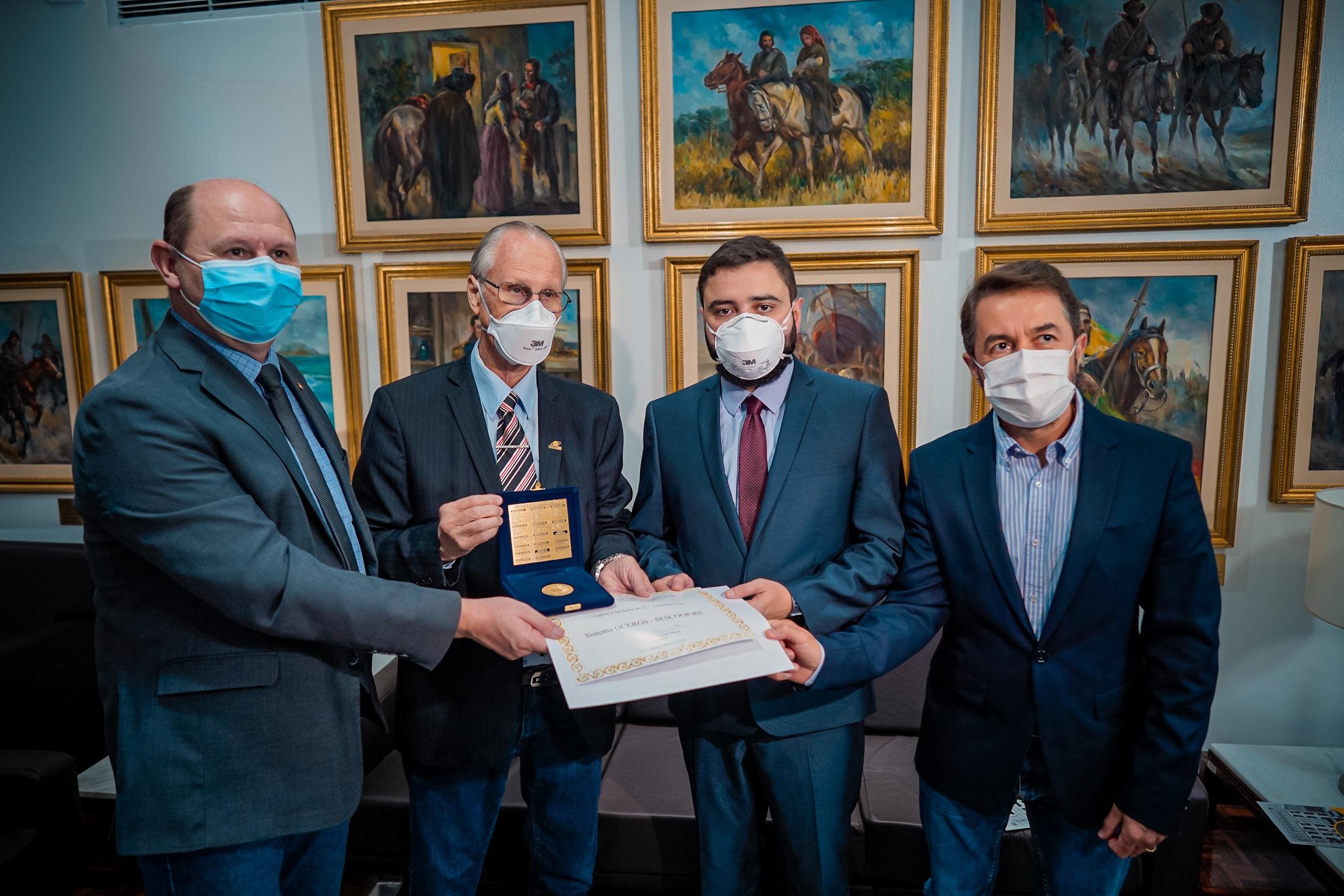 Weber, Perius, Souza e Turra durante a homenagem feita pela Assembleia