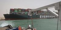 Cargueiro encalhado no Canal de Suez mobiliza grande operação de resgate