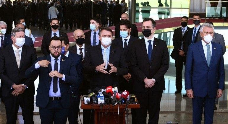 Bolsonaro se reuniu com chefes dos Tr&ecirc;s Poderes e anunciou cria&ccedil;&atilde;o de comit&ecirc; para enfrentamento da Covid-19