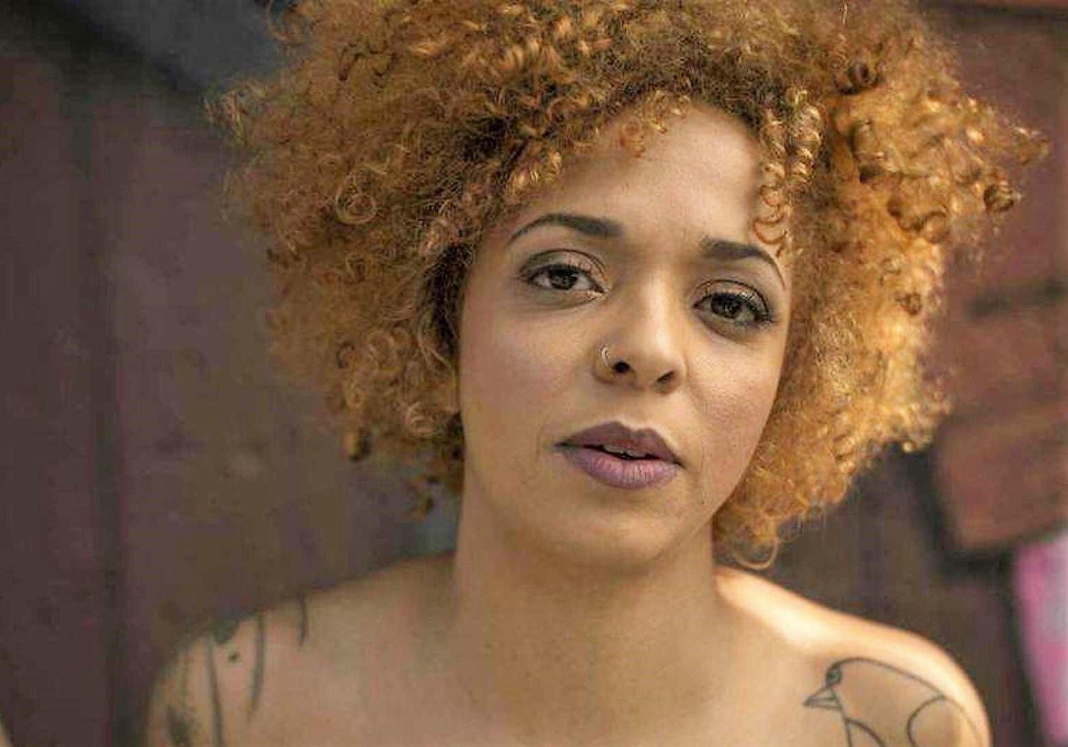 Anelis, filha de Itamar Assump&ccedil;&atilde;o, mostra m&uacute;sica de seu &aacute;lbum &ldquo;Taurina&rdquo; (2018)