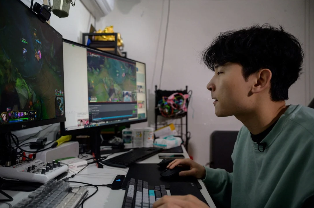 Streamer sul-coreano Kim Min-kyo transmitindo uma ''live'' de seu quarto em Seul