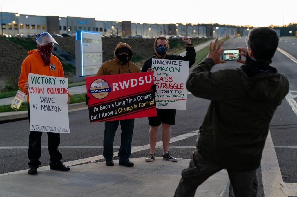 Funcion&aacute;rios se manifestam em frente &agrave; sede da Amazon