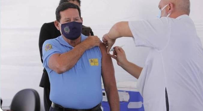 Vice-presidente postou imagem da imuniza&ccedil;&atilde;o, em Bras&iacute;lia, em sua conta no Twitter