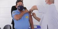 Vice-presidente postou imagem da imunização, em Brasília, em sua conta no Twitter