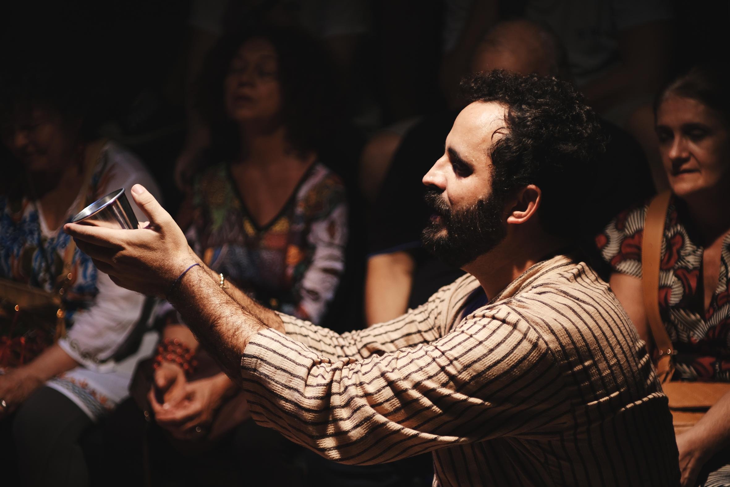 Gabriel Castro Cavalcante protagoniza performance, em que assina o roteiro e dire&ccedil;&atilde;o ao lado de Juarez Guimar&atilde;es Dias