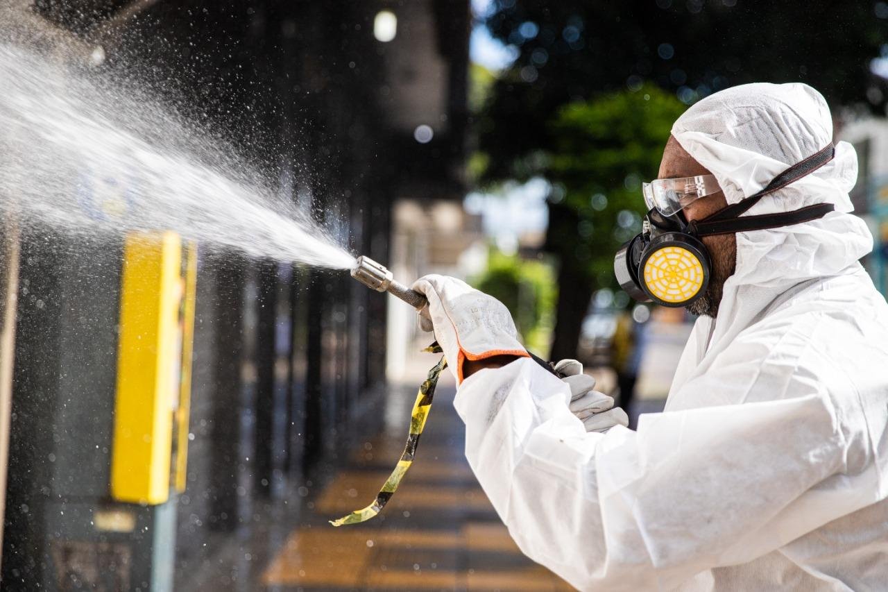 A sanitiza&ccedil;&atilde;o &eacute; realizada com um desinfetante de alta performance e amplo espectro, de uso geral e a&ccedil;&atilde;o r&aacute;pida