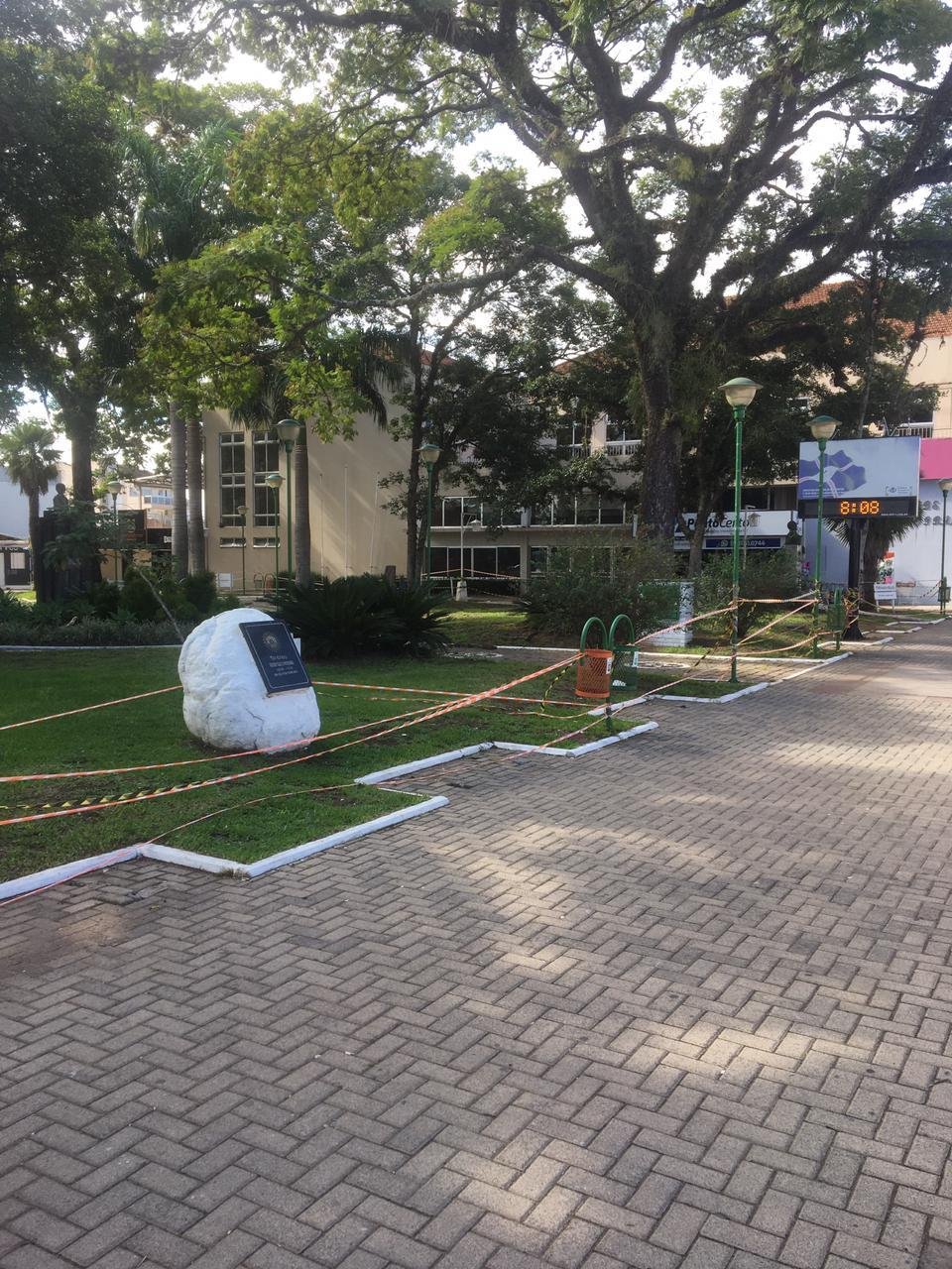 A previs&atilde;o da prefeitura &eacute; recolocar os bancos somente ap&oacute;s o fim da bandeira preta
