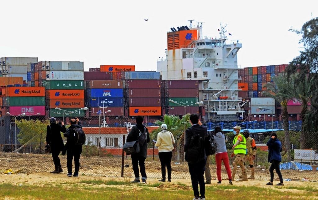 Ap&oacute;s sete dias, equipes t&eacute;cnicas do canal conseguiram finalmente desencalhar o navio