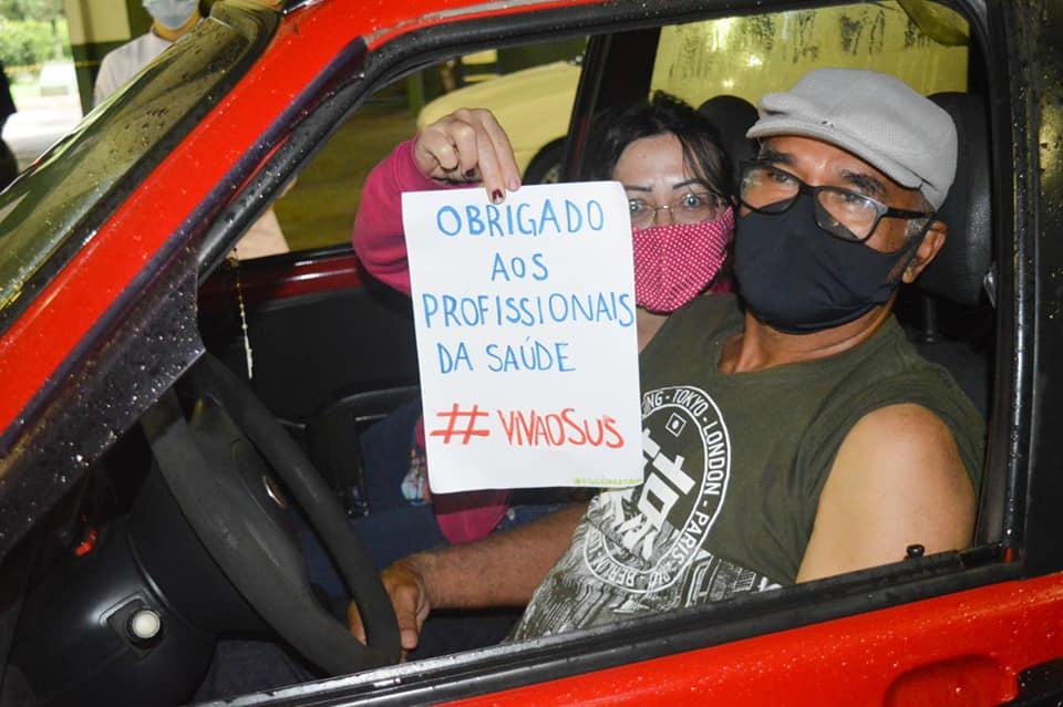 Moradores agradecem ap&oacute;s receberem a vacina