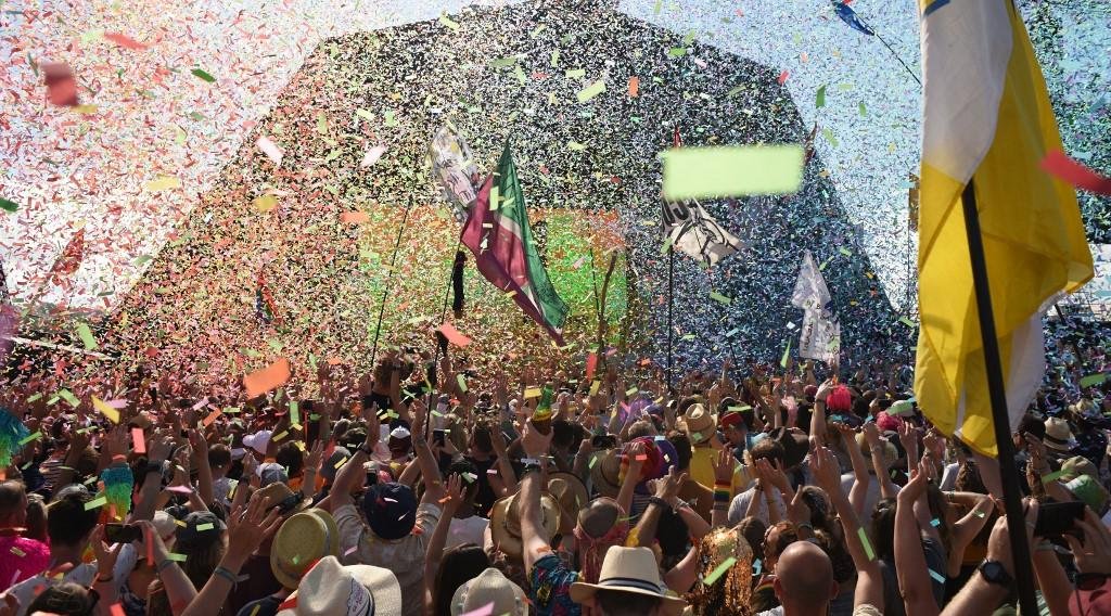 Realizado todo ano no final de junho, o festival de Glastonbury costuma receber mais de 200.000 pessoas