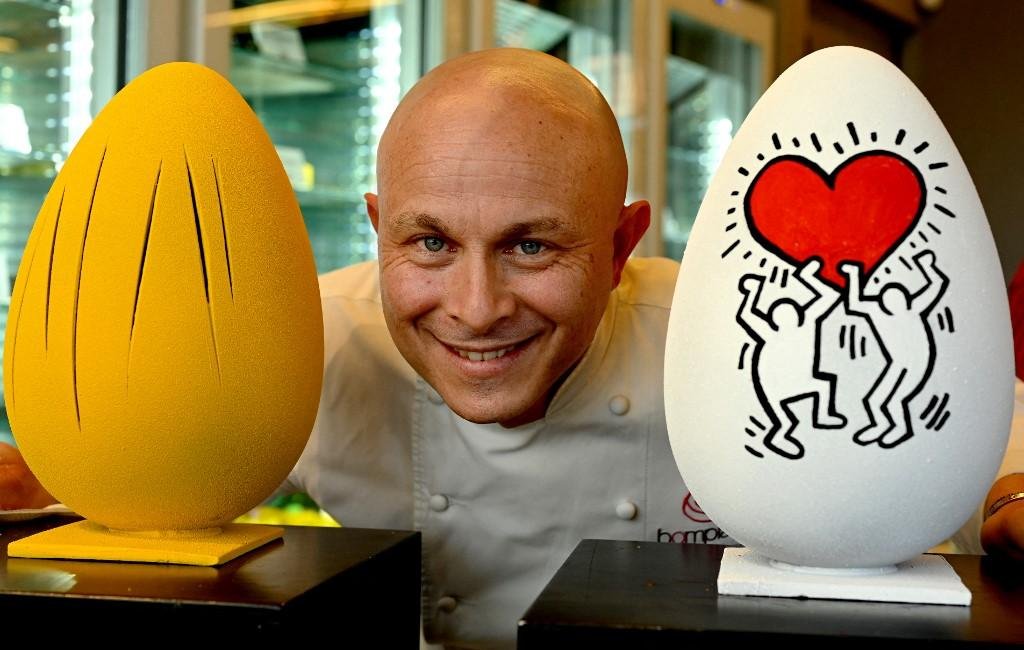 Cada ovo de chocolate &eacute; esculpido em homenagem a um conhecido artista por Walter Musco