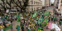 Grupos protestaram no centro de Porto Alegre no início desta quarta-feira