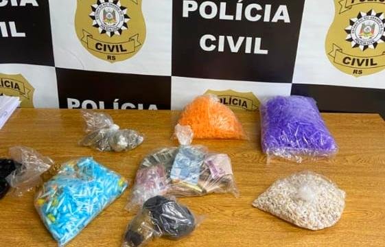 Houve ainda recolhimento de 11 por&ccedil;&otilde;es de maconha e duas por&ccedil;&otilde;es de coca&iacute;na pesando 160 gramas, al&eacute;m de R$ 1,6 mil em dinheiro