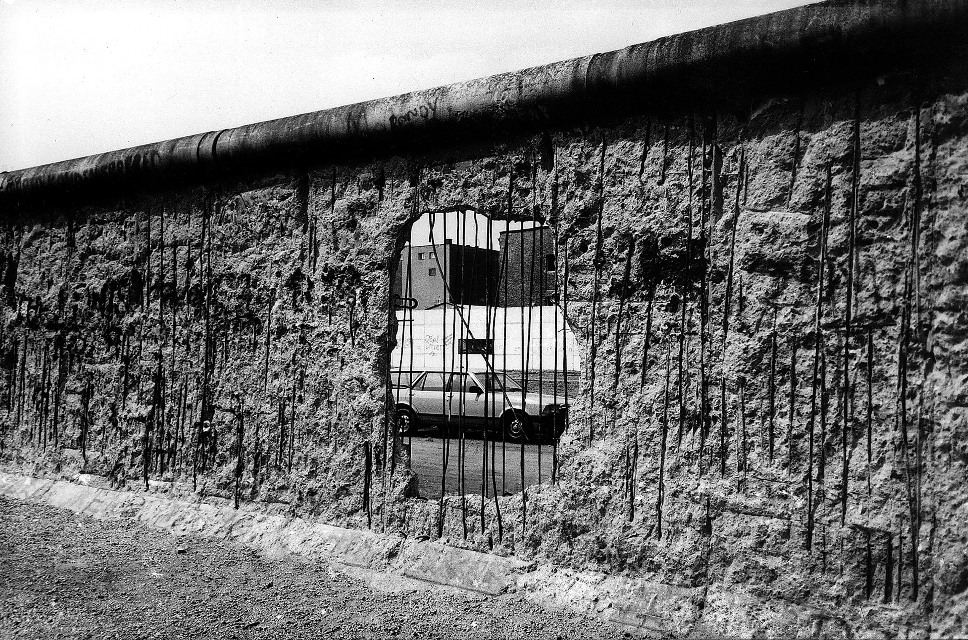 Figueroa tamb&eacute;m foi testemunha do colapso f&iacute;sico e moral do muro de Berlim no ver&atilde;o de 1990.