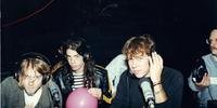 Kurt St. Thomas do WFNX (à direita) entrevistando Kurt Cobain do Nirvana (à esquerda) e Dave Grohl na Lansdowne Street em 1991.