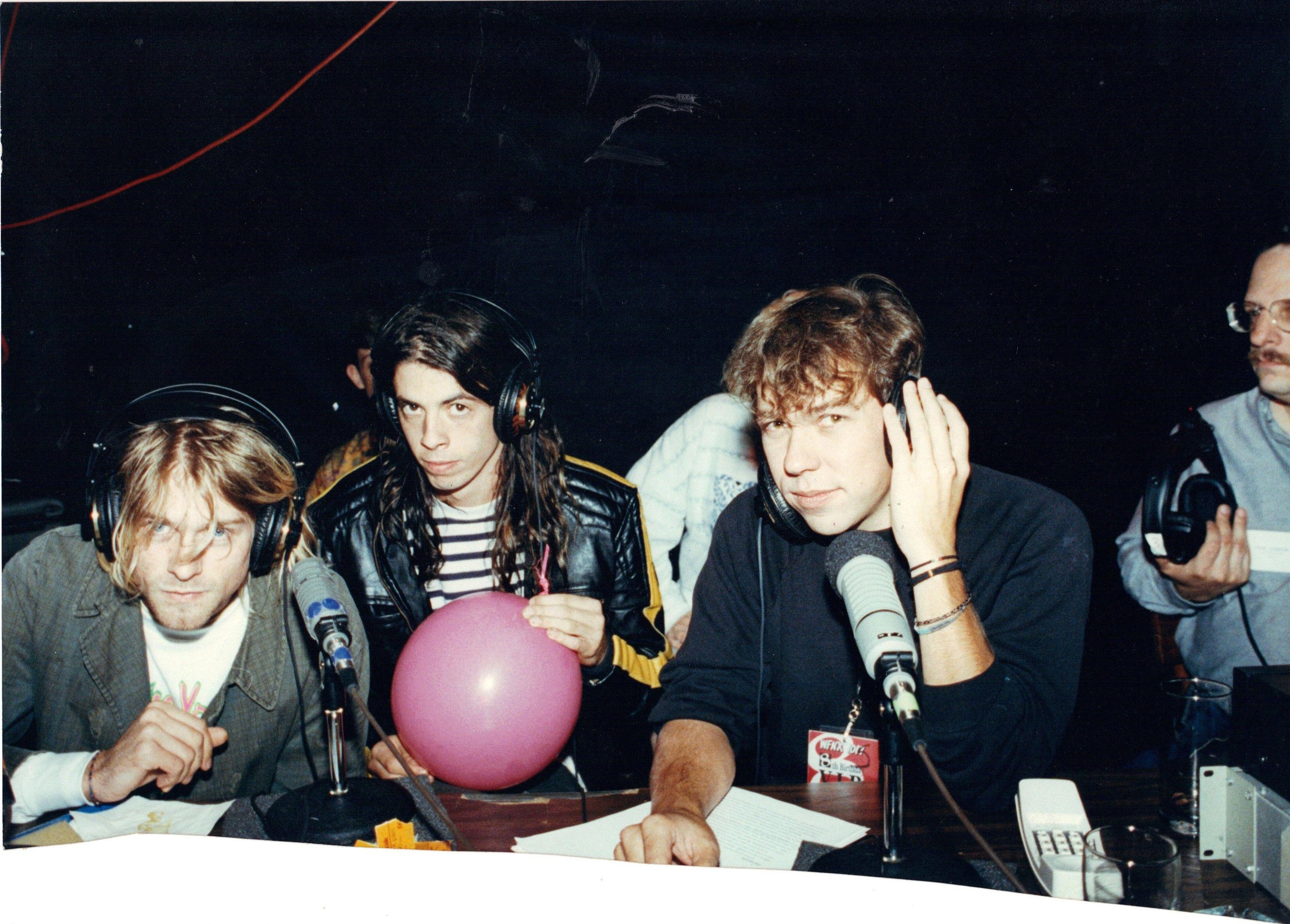 Kurt St. Thomas do WFNX (&agrave; direita) entrevistando Kurt Cobain do Nirvana (&agrave; esquerda) e Dave Grohl na Lansdowne Street em 1991.