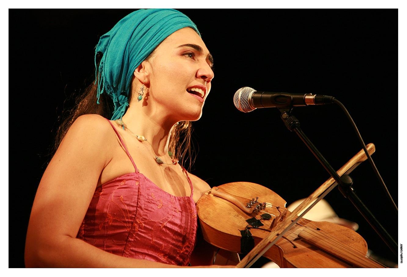 Cantora Renata Rosa apresenta o show "Rainhas do Fogo"
