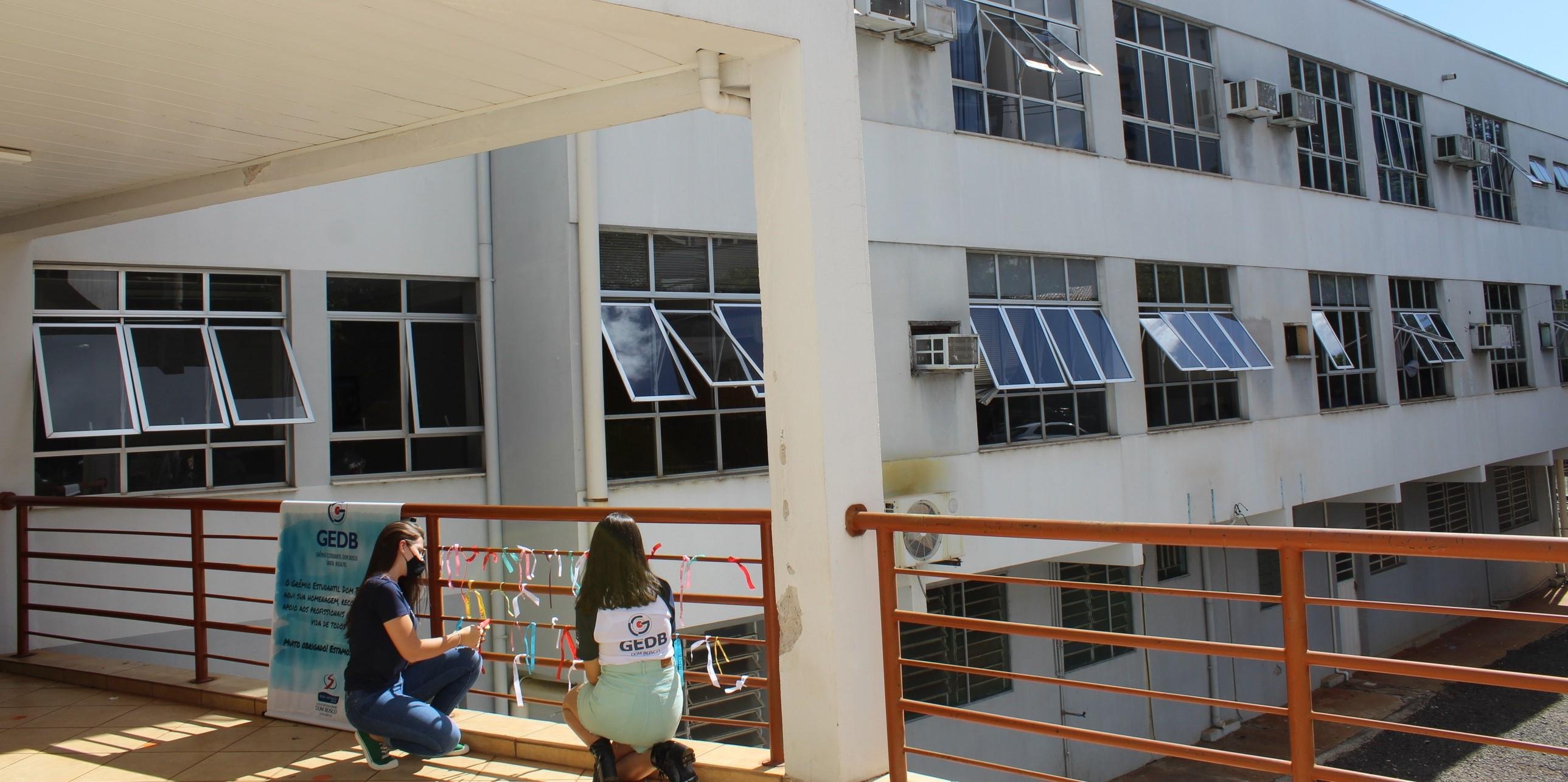 Fitas com mensagens de apoio &agrave; equipe foram colocadas na entrada da institui&ccedil;&atilde;o