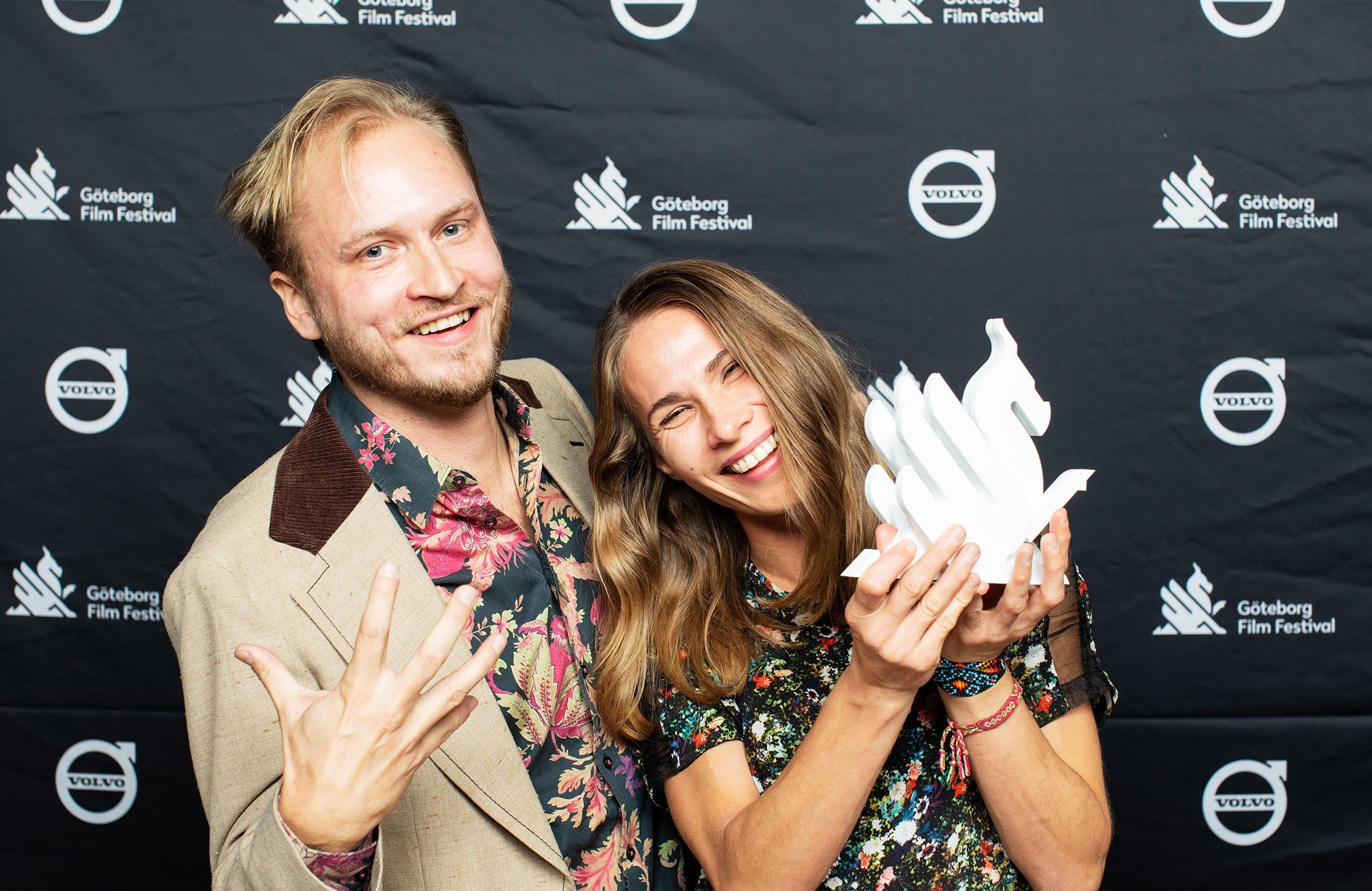 Os diretores Jussi Rastas e Jenni Kivisto com trof&eacute;u no Festival de Gotemburgo