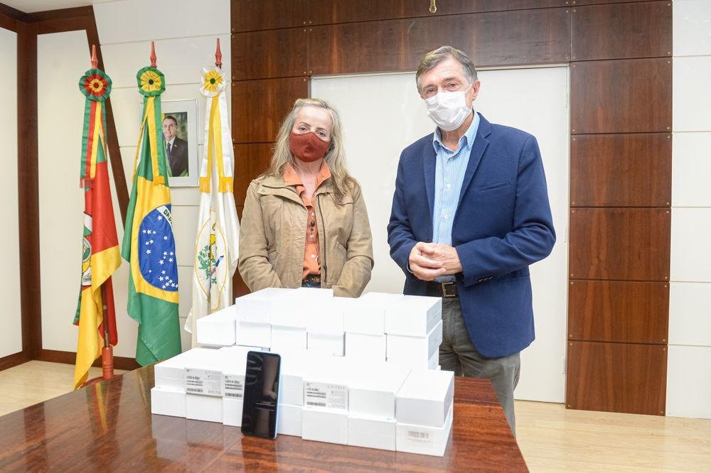 Prefeito Adil&oacute; Didomenico e a secret&aacute;ria municipal da Educa&ccedil;&atilde;o Sandra Negrini receberam os aparelhos