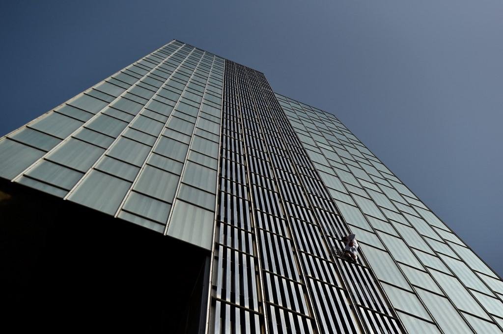 Alpinista escalou 120 metros da fachada envidra&ccedil;ada do Meli&aacute; Barcelona Sky