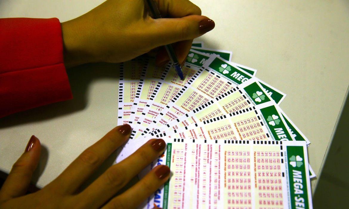 Concurso 2.358 da Mega-Sena pode pagar R$ 6 milh&otilde;es neste s&aacute;bado