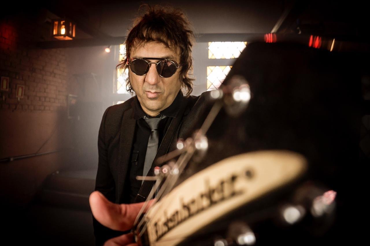 Al&eacute;m de Gross nos vocais, viol&atilde;o e guitarras, a faixa conta com o seu power trio