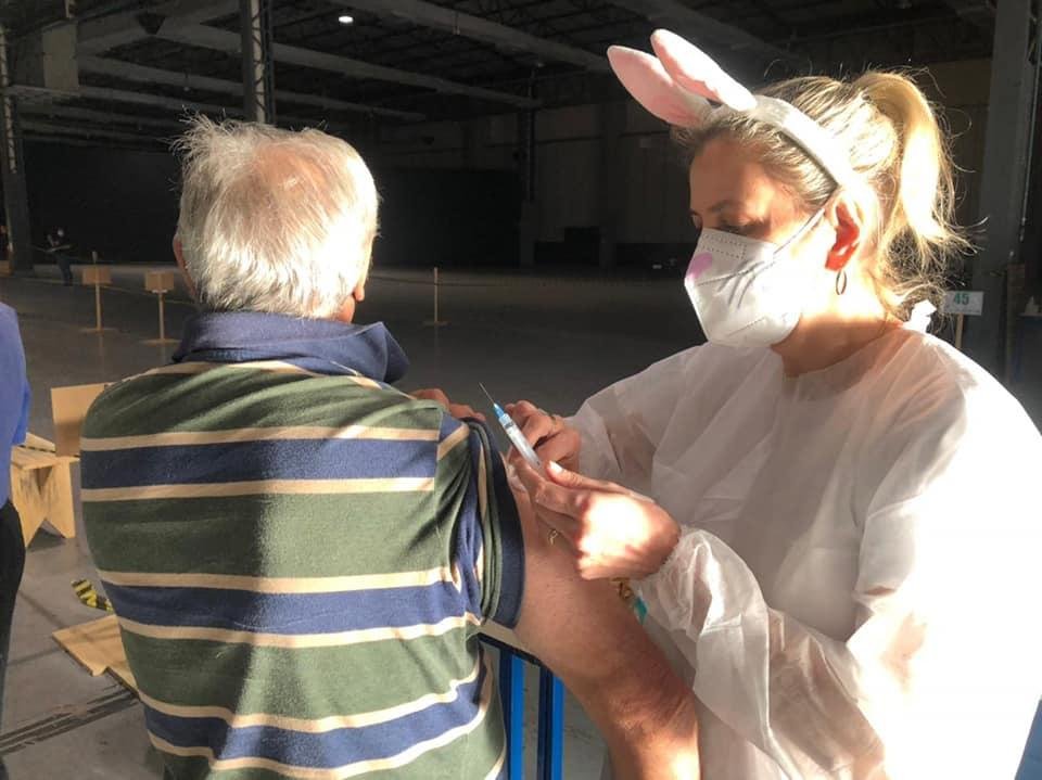 Idosos receberam a segunda dose da vacina neste domingo
