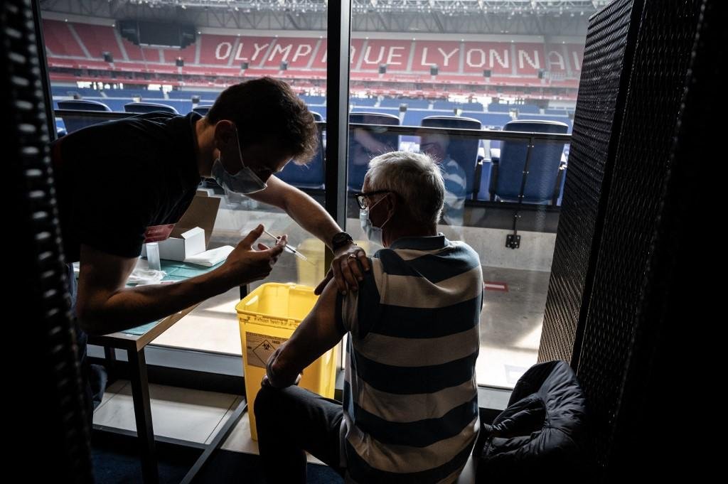 Est&aacute;dio de Lyon, em Paris, conta com 200 funcion&aacute;rios aplicando mais de 3 mil doses da vacina neste domingo