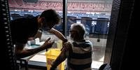 Estádio de Lyon, em Paris, conta com 200 funcionários aplicando mais de 3 mil doses da vacina neste domingo