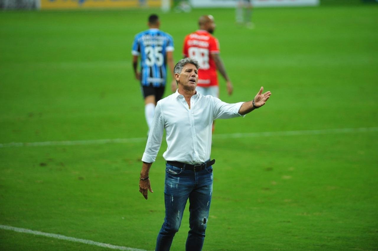 Renato Portaluppi apresenta dores no corpo e inflama&ccedil;&atilde;o na garganta, por isso, o DM vetou o t&eacute;cnico na viagem para Quito