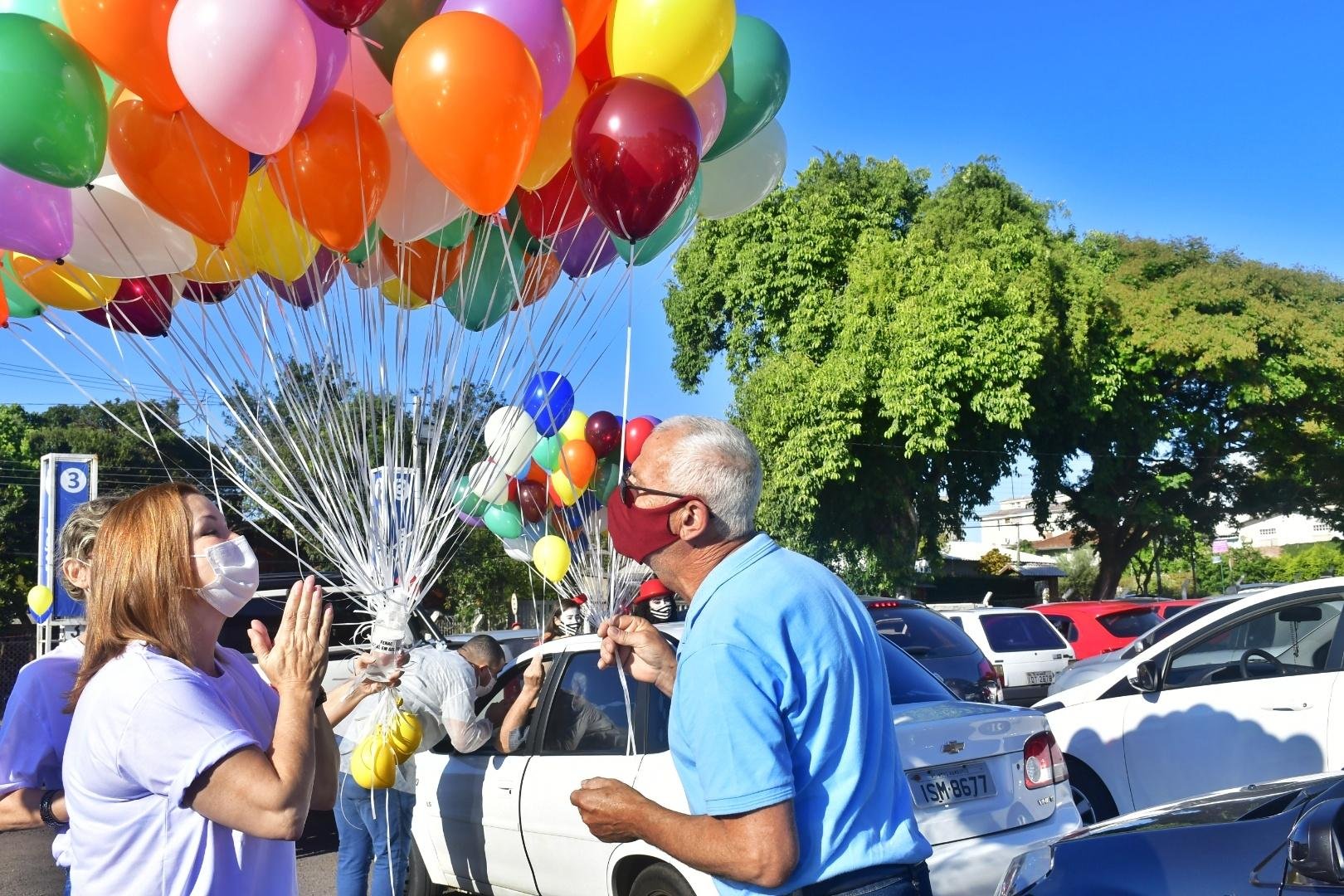 A prefeita F&aacute;tima Daudt convidou p&uacute;blico a soltar bal&otilde;es para participar de uma homenagem pelo anivers&aacute;rio da cidade