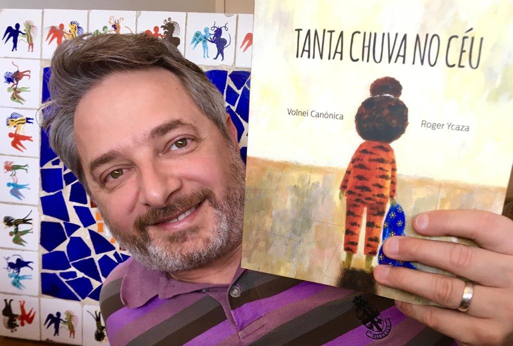 Autor Volnei Can&ocirc;nica e seu premiado livro "Tanta Chuva no C&eacute;u"