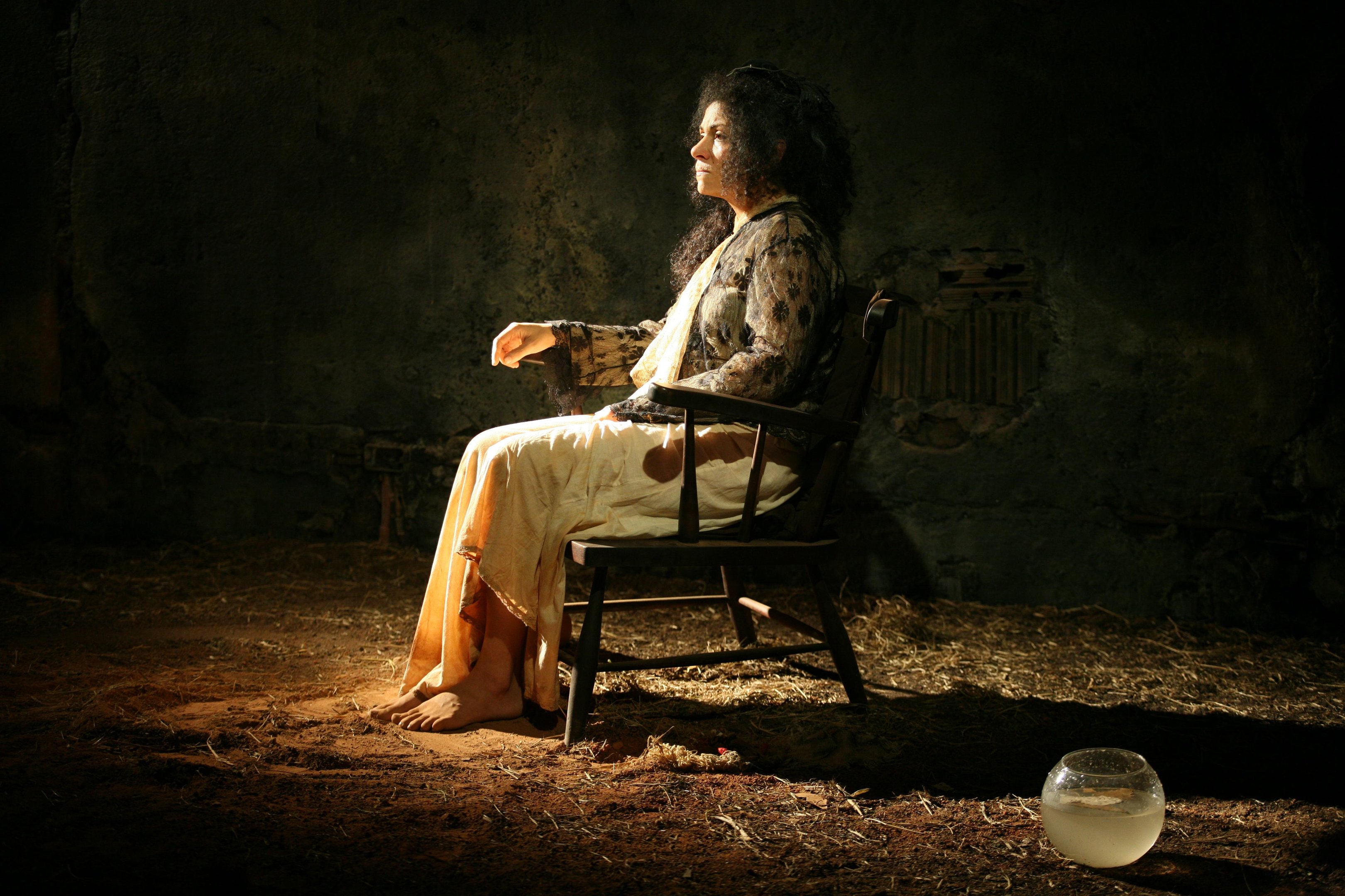 Atriz d&aacute; vida a Hile, que aos 60 anos de idade decide viver num v&atilde;o de escada, onde se entrega a uma busca incessante pelo sentido das coisas