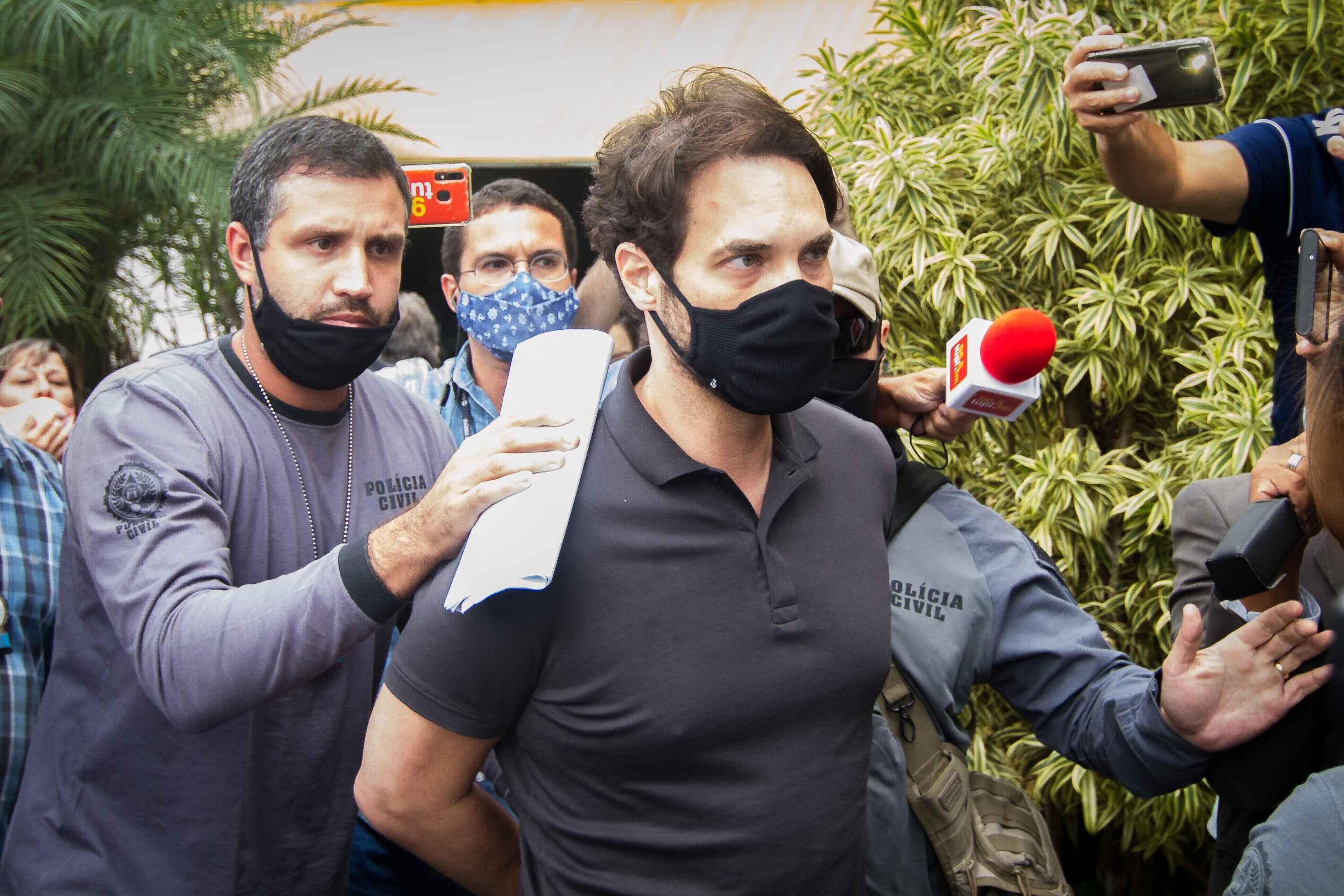 Policiais conduzem o vereador Jairo Souza Santos J&uacute;nior, o Dr. Jairinho (Solidariedade), que foi preso nesta quinta-feira, 08, no Rio de Janeiro.