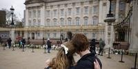Alguns britânicos enfrentaram o frio e depositaram flores diante do Palácio de Buckingham