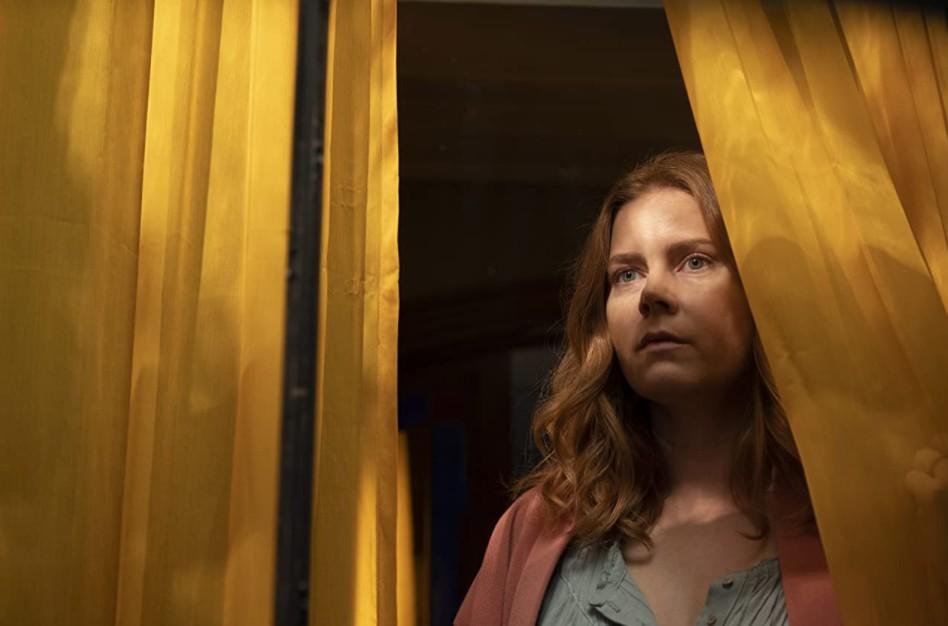 Amy Adams, na trama, &eacute; uma psic&oacute;loga que n&atilde;o sai do apartamento