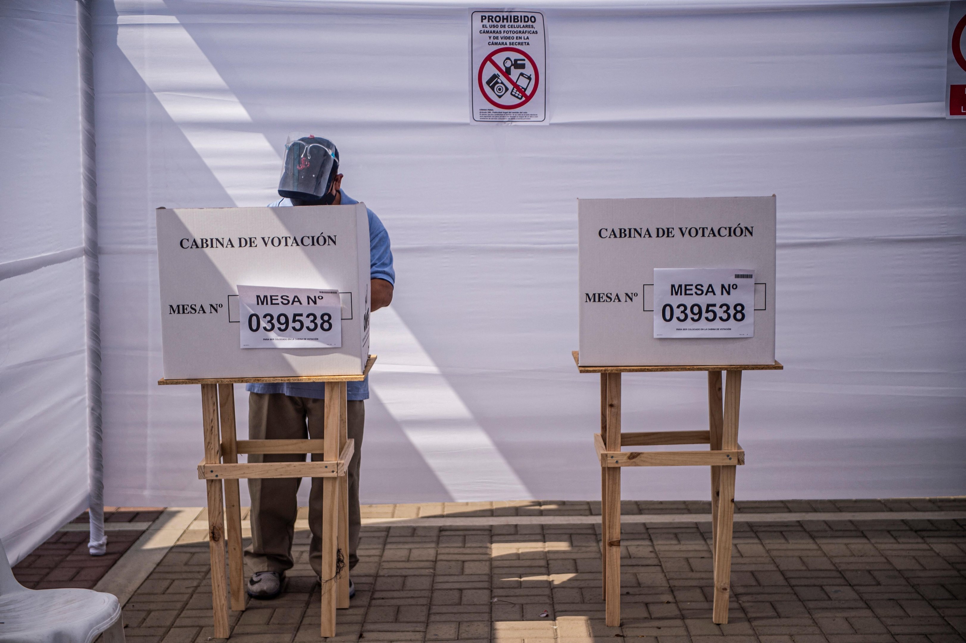 Vota&ccedil;&otilde;es acontecem enquanto a segunda onda da pandemia se acentua, com um recorde de 384 mortes por Covid-19 no s&aacute;bado