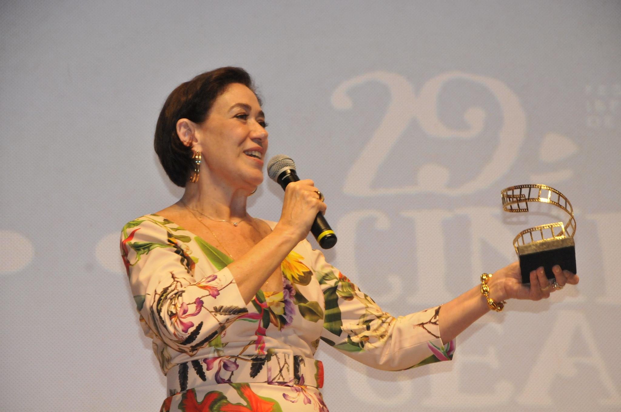 Lilia Cabral recebe a primeira dose da vacina contra covid-19